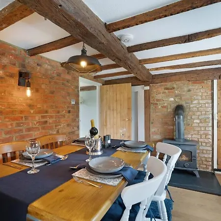 Local Walks Pub Gardens Pet Friendly Landscaped Gardens And Free Private Parking Villa Doddington  Exterior photo